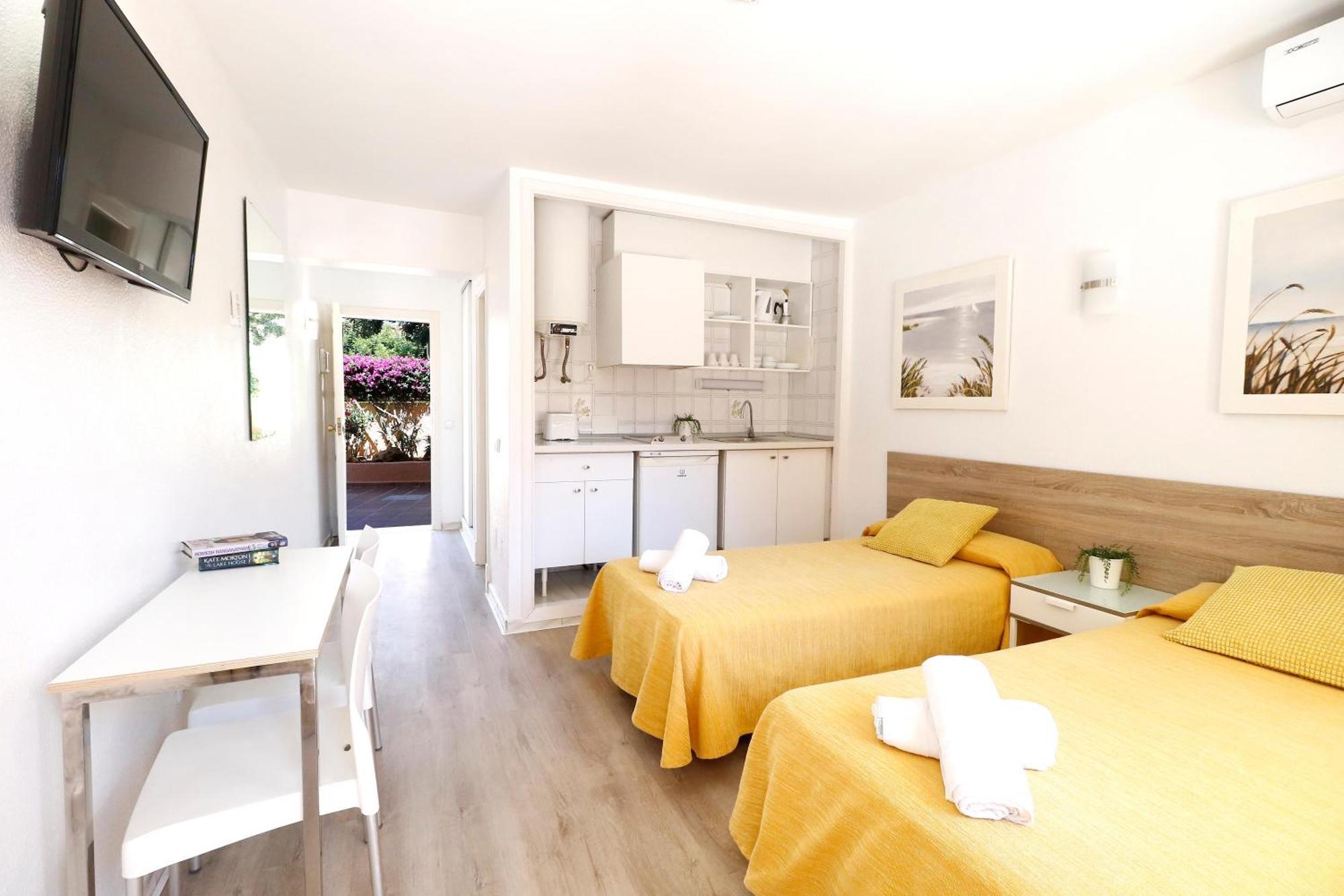 Naika Studios & Apartments Palmanova Екстериор снимка